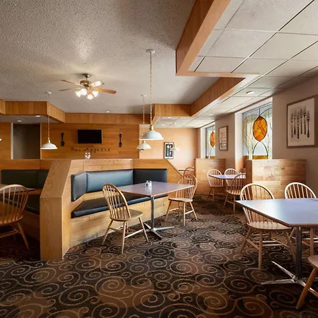 Ramada By Wyndham Bismarck-3