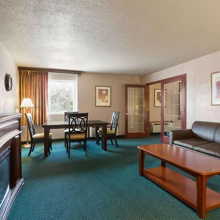 Ramada By Wyndham Bismarck-2